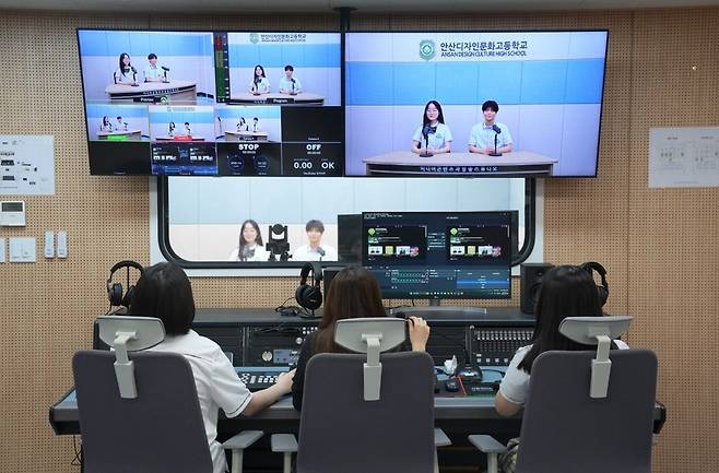 ▲ 안산디자인문화고등학교 미디어콘텐츠과 학생들이 방송을 하고 있다 /사진제공=안산디자인문화고등학교