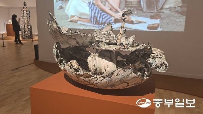 리사 크레스키 작가의 '시간과 얼음덩어리를 통한 고찰 - HMS 테러 호'. 임창희기자