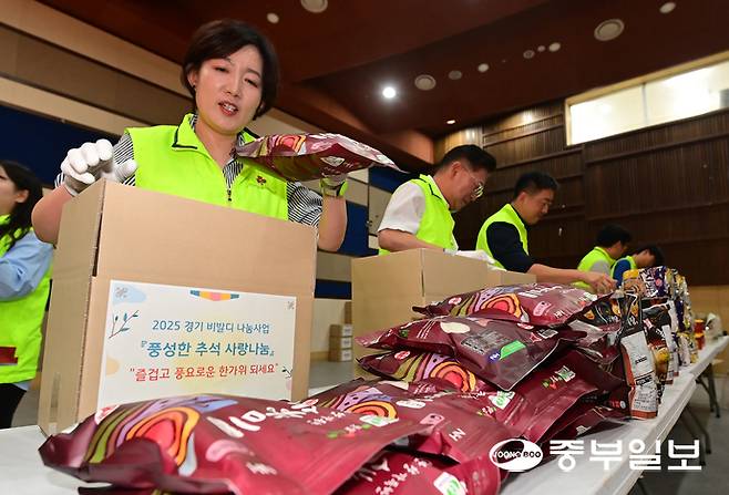 추석 연휴를 일주일 여 앞둔 24일 오후 화성시 나래울종합사회복지관에서 열린 '2025년 경기 비발디 나눔사업 풍성한 사랑나눔, 한가위 정 나눔축제' 행사에서 자원봉사자들이 추석 꾸러미 포장 봉사활동을 하고 있다. 임채운기자