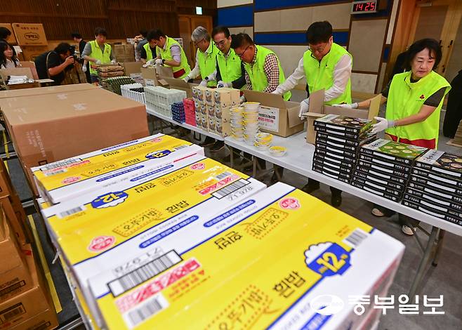 추석 연휴를 일주일 여 앞둔 24일 오후 화성시 나래울종합사회복지관에서 열린 '2025년 경기 비발디 나눔사업 풍성한 사랑나눔, 한가위 정 나눔축제' 행사에서 자원봉사자들이 추석 꾸러미 포장 봉사활동을 하고 있다. 임채운기자