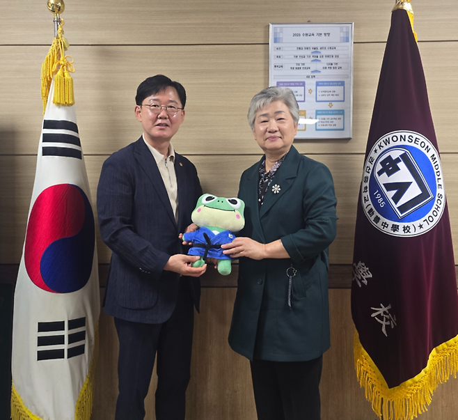 24일 수원 권선중학교에서 홍승훈(사진 왼쪽) 수원시유도회장과 김승신 권선중 교장이 환담을 나눈 뒤 기념사진을 찍고 있다. 사진=수원시유도회