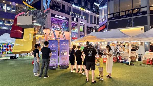 'all nights INCHEON 송도 야간마켓'에서 시민들이 물건을 고르고 있다. <인천관광공사 제공>