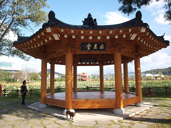 개산방죽(전평제)에 복원된 수월당