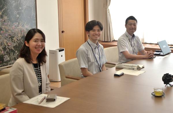 무나카타시청 세계유산 및 국제교류 관계자들이 인터뷰에 응하고 있다.