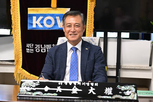지난 19일 김대권 경남벤처기업협회장이 협회 사무실에서 경남벤처기업협회의 활동 방향에 대해 이야기하고 있다. / 경남벤처기업협회