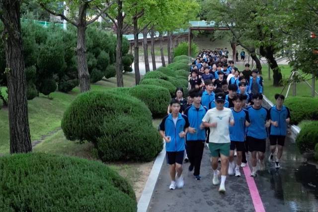 정성창(맨 앞) 구미전자공고 교장과 학생들이 러닝챌린지에 참여하고 있다. 구미전자공고 제공