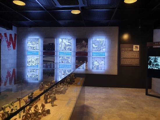 거제포로수용소유적공원 포로생활관 내부 모습. 사진=거제해양관광개발공사