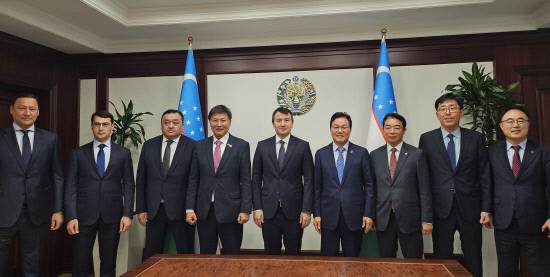 박완수 도지사와 최학범 경남도의회 의장, 최재호 창원상공회의소 회장 등 경남대표단이 잠시드 압두하키모비치 호자예브 우즈베키스탄 경제부총리와 면담후 기념촬영하고 있다.사진=경남도