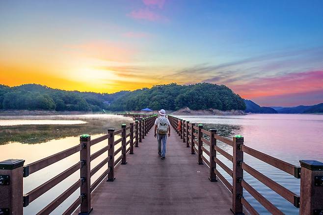 ▲ 사계절 내내 걸을 수 있으며, 발아래로 반짝이는 호수와 함께 걷는 이는 마치 수면 위에 떠 있는 듯한 기묘한 감각을 경험한다.