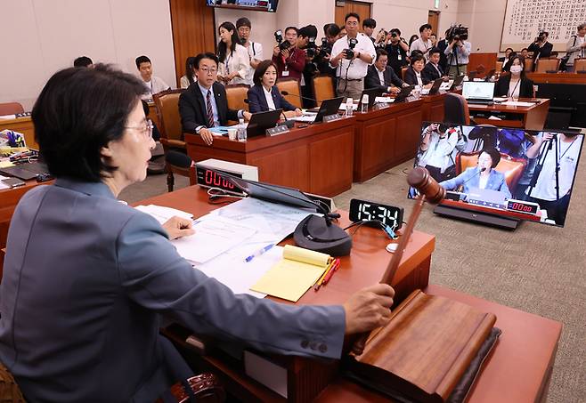 ▲ 24일 서울 여의도 국회에서 열린 법제사법위원회 전체회의에서 더불어민주당 소속 추미애 위원장이 정회를 선언하고 있다. 연합뉴스