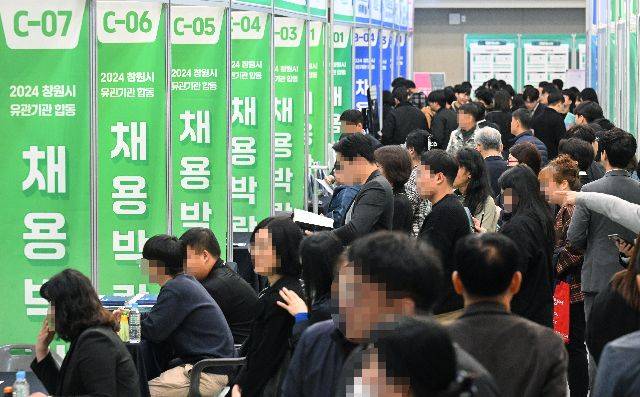 채용박람회에서 구직자들이 면접을 기다리고 있다./경남신문DB/