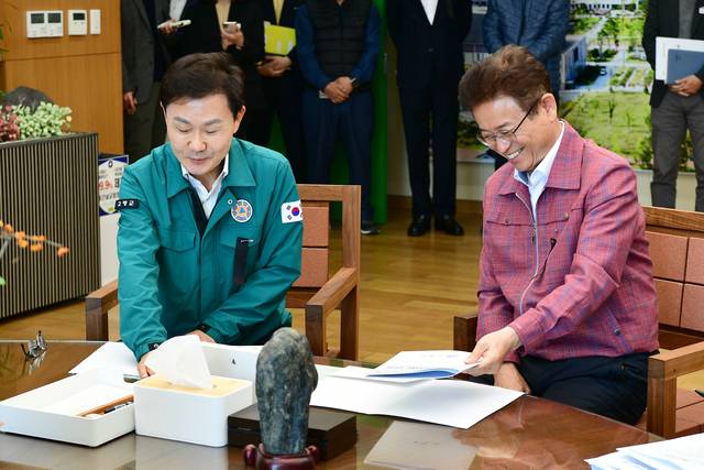 이남철 군수가 경북도청을 찾아 이철우 도지사에게 지역 현안을 논의하고 있다.
