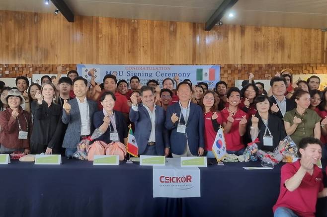 경북 봉화군은 지난 3월 멕시코를 방문해 스마트 농업분야 협력을 위해 세이코(CEICKOR) 농업대학과 양해각서(MOU)를 체결한 후 기념촬영을 하고 있다. <봉화군 제공>