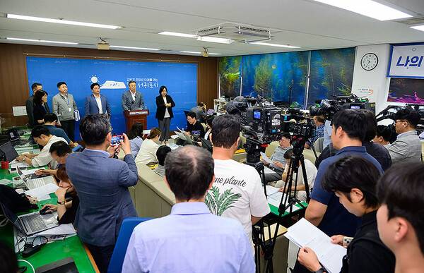 오순문 서귀포시장이 24일 브리핑에서 관광극장 철거 관련 입장을 밝히고 있다.