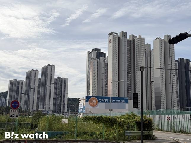 인하대역1번 출구에서 나오면 인하대역 수자인 로이센트 견본주택 너머로 '힐스테이트 학익'과 '시티오씨엘 3단지'가 보인다/사진=정지수 기자