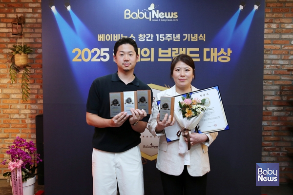 김수경 부가부코리아 이사(우측)와 박상범 Marketing Specialist가 23일 오후 서울 마포구 베이비뉴스 스튜디오에서 열린 2025 올해의 브랜드대상 시상식 포토존에서 기념촬영을 하고 있다. 부가부코리아는 디럭스 유모차, 절충형 유모차, 휴대용 유모차, 아기식탁의자·하이체어 등 4개 부문에서 1위를 차지했다.&nbsp;이효상 기자 ⓒ베이비뉴스