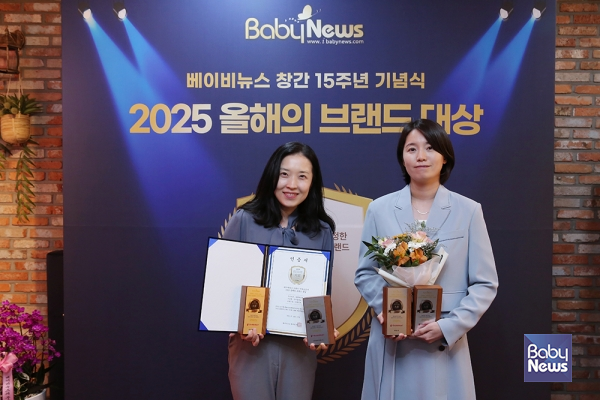 서은영 더블하트 실장(오른쪽)과 조연서 과장이 23일 오후 서울 마포구 베이비뉴스 스튜디오에서 열린 2025 올해의 브랜드 대상 시상식 포토존에서 기념촬영을 하고 있다. 더블하트는&nbsp;젖병, 노리개젖꼭지, 빨대컵, 젖병세정제 등 4개 부문에서 1위를 차지했다. 이효상 기자 ⓒ베이비뉴스&nbsp;
