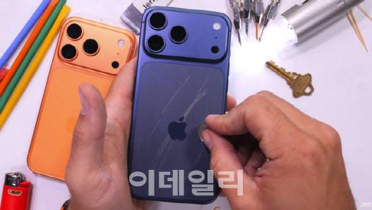 아이폰17 프로(사진=IT 유튜버 제리릭에브리띵(JerryRigEverything) 영상 캡처)