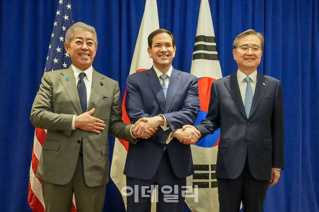 제80차 유엔총회 고위급 회기 참석을 위해 뉴욕을 방문 중인 조현 외교부 장관이 22일(현지시간) 마코 루비오 미국 국무장관, 이와야 다케시 일본 외무상과 한미일 외교장관 회의에서 기념촬영을 하고 있다. (사진=외교부)