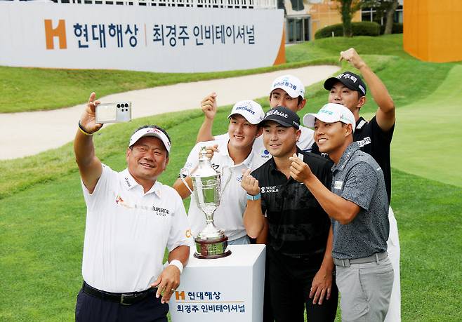 최경주와 후배들의 셀카.(사진=KPGA 제공)