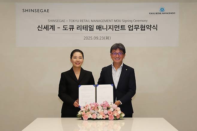 (왼쪽부터)신세계백화점 장수진 상품본부장, 도큐 리테일 매니지먼트 대표이사 홋타 마사미치(신세계백화점 제공)