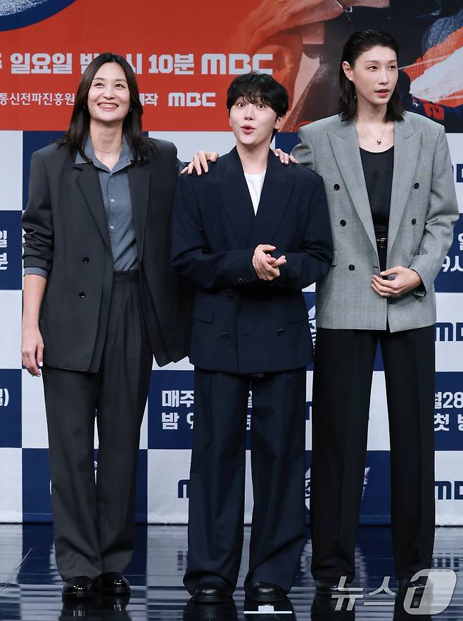 전 배구선수 표승주(왼쪽부터)와 세븐틴 승관, 김연경이 24일 오후 서울 마포구 상암동 MBC 골든마우스홀에서 열린 MBC 새 예능 '신인감독 김연경' 제작발표회에 참석해 포즈를 취하고 있다. '신인감독 김연경'은 신인 감독으로 배구 여제 김연경의 구단 창설 프로젝트다. 은퇴 후 새로운 도전에 나선 '배구 황제' 김연경이 직접 창단한 팀 ‘필승 원더독스’를 이끌며 지도자로서 첫발을 내딛는 과정이 담긴다. 2025.9.24/뉴스1 ⓒ News1 권현진 기자