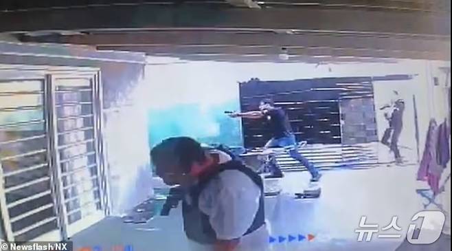 경찰이 A씨의 소재지를 급습하고 있는 장면 - 데일리메일 갈무리