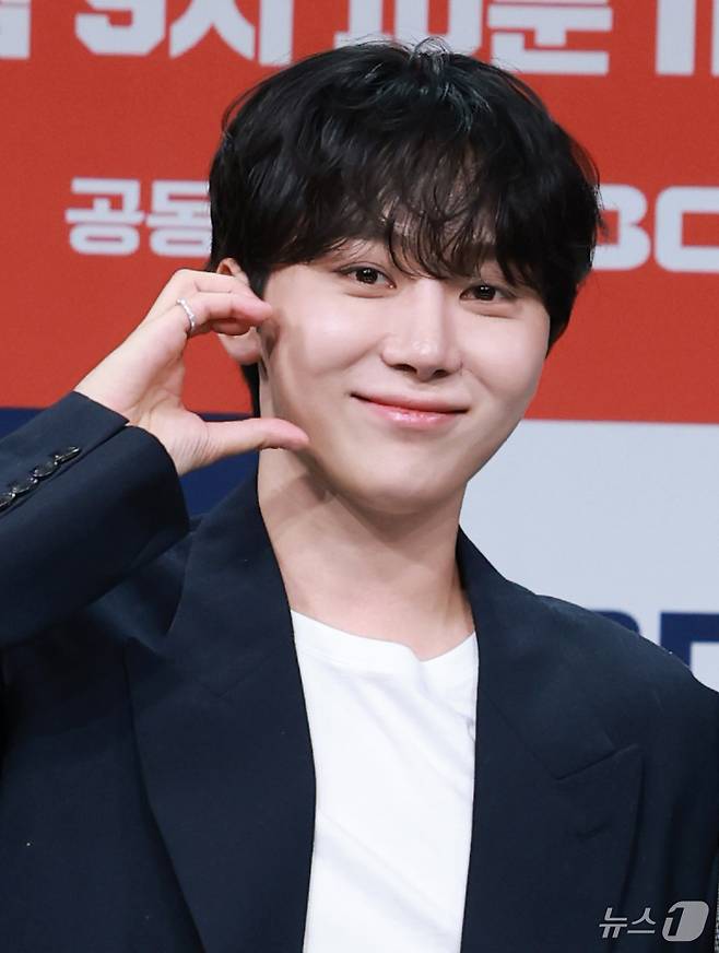 세븐틴 승관이 24일 오후 서울 마포구 상암동 MBC 골든마우스홀에서 열린 MBC 새 예능 '신인감독 김연경' 제작발표회에 참석해 포즈를 취하고 있다. '신인감독 김연경'은 신인 감독으로 배구 여제 김연경의 구단 창설 프로젝트다. 은퇴 후 새로운 도전에 나선 '배구 황제' 김연경이 직접 창단한 팀 ‘필승 원더독스’를 이끌며 지도자로서 첫발을 내딛는 과정이 담긴다. 2025.9.24/뉴스1 ⓒ News1 권현진 기자