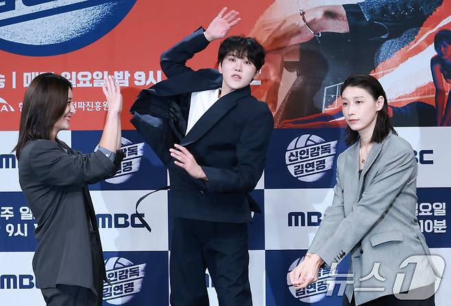 전 배구선수 표승주(왼쪽부터)와 세븐틴 승관, 배구여제 김연경이 24일 오후 서울 마포구 상암동 MBC 골든마우스홀에서 열린 MBC 새 예능 '신인감독 김연경' 제작발표회에 참석해 포즈를 취하고 있다. '신인감독 김연경'은 신인 감독으로 배구 여제 김연경의 구단 창설 프로젝트다. 은퇴 후 새로운 도전에 나선 '배구 황제' 김연경이 직접 창단한 팀 ‘필승 원더독스’를 이끌며 지도자로서 첫발을 내딛는 과정이 담긴다. 2025.9.24/뉴스1 ⓒ News1 권현진 기자