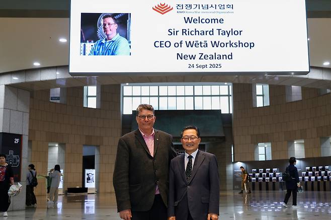 백승주 전쟁기념사업회장과 리차드 테일러 뉴질랜드 웨타 워크숍 대표가 24일 전쟁기념관에서 만나 대화하고 있다.(전쟁기념사업회 제공)