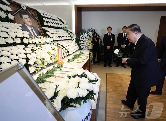 문희상 전 국회의장이 24일 서울 서대문구 연세대 신촌세브란스병원 장례식장에 마련된 김홍업 김대중평화센터 이사장의 빈소를 찾아 조문하고 있다. (공동취재) 2025.9.24/뉴스1 ⓒ News1 김진환 기자