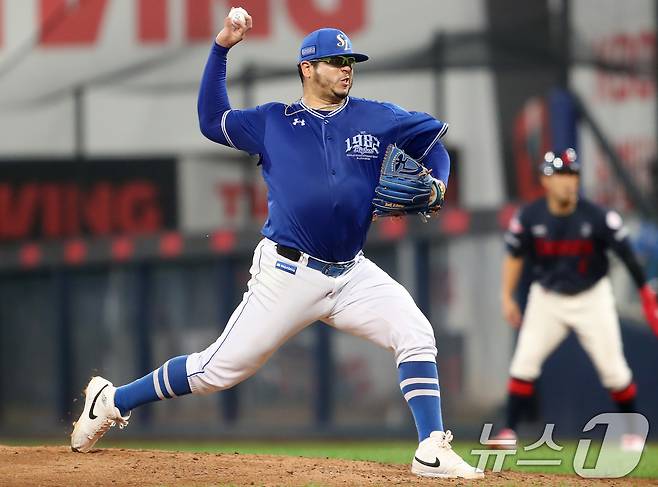 24일 오후 대구 수성구 삼성라이온즈파크에서 열린 프로야구 '2025 신한 SOL뱅크 KBO 리그' 롯데 자이언츠와 삼성 라이온즈의 경기, 6회초 삼성 선발 후라도가 역투하고 있다. 2025.9.24/뉴스1 ⓒ News1 공정식 기자