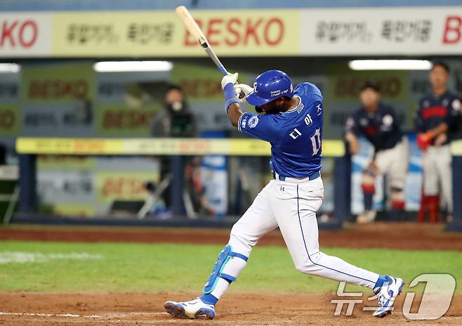 24일 오후 대구 수성구 삼성라이온즈파크에서 열린 프로야구 '2025 신한 SOL뱅크 KBO 리그' 롯데 자이언츠와 삼성 라이온즈의 경기, 4회말 삼성 공격 1사 2,3루 상황에서 4번타자 디아즈가 우익수 방면 2타점 2루타를 치고 있다. 2025.9.24/뉴스1 ⓒ News1 공정식 기자