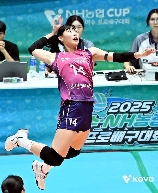 흥국생명 정윤주가 23일 여수 진남체육관에서 열린 페퍼저축은행과의 컵 대회 경기에서 공격하고 있다. 제공 | 한국프로축구연맹