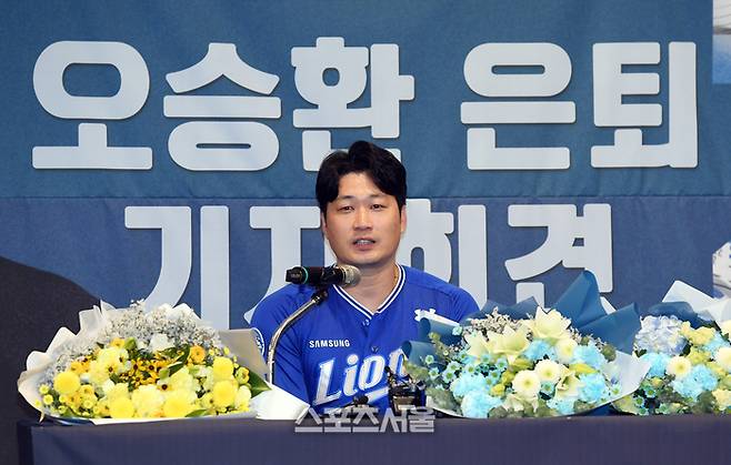 삼성 오승환이 인천 연수구 오라카이송도호텔에서 진행된 은퇴 기자회견에서 취재진을 향해 인사를 하고 있다. 인천 | 박진업 기자 upandup@sportsseoul.com