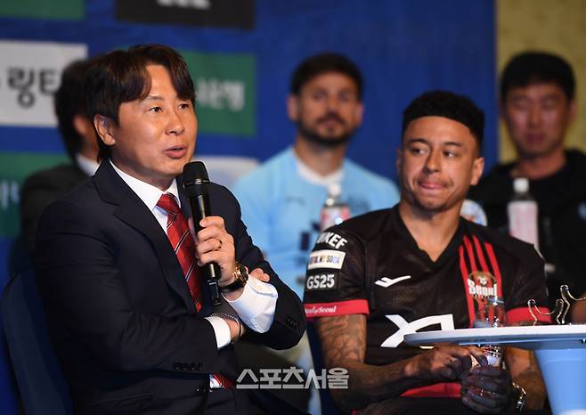 FC서울 김기동(왼쪽) 감독과 주장 제시 린가드. 사진은 지난 2월13일 서울 홍은동 스위스 그랜드 호텔에서 열린 K리그 1 2025 개막 미디어데이에 참석한 두 사람. 최승섭기자 thunder@sportsseoul.com