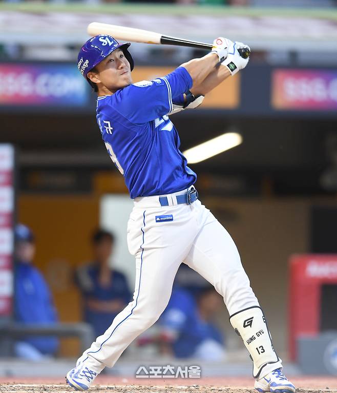삼성 이성규가 인천SSG랜더스필드에서 열린 2025 KBO리그 SSG와 경기에서 타격하고 있다. 문학 | 최승섭기자 thunder@sportsseoul.com