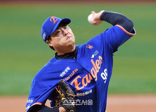 한화 류현진이 26일 고척스카이돔에서 열린 2025 KBO리그 키움과 경기에 선발 등판해 힘차게 공을 던지고 있다. 고척 | 박진업 기자 upandup@sportsseoul.com