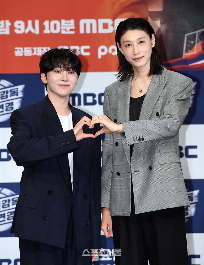 세븐틴 승관(왼쪽)과 여자배구 레전드 김연경이 24일 서울 마포구 MBC 신사옥 골든마우스홀에서 열린 MBC 새 예능 ‘신인감독 김연경’ 제작발표회에서 취재진을 향해 포즈를 취하고 있다.  박진업 기자 upandup@sporttsseoul.com
