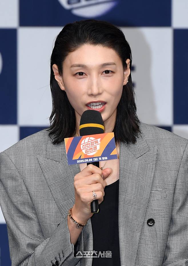 여자배구 레전드 김연경이 24일 서울 마포구 MBC 신사옥 골든마우스홀에서 열린 MBC 새 예능 ‘신인감독 김연경’ 제작발표회에서 취재진의 질문에 답을 하고 있다.  2025. 9. 24.  박진업 기자 upandup@sporttsseoul.com