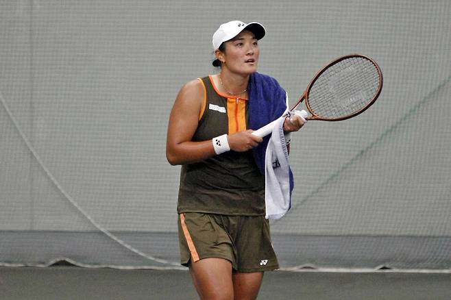 이은혜가 24일 인천에 위치한 열우물 테니스장 실내코트에서 '2025 국제테니스연맹(ITF) KMJ 아트갤러리컵 인천 여자국제테니스투어' 단식 32강 경기를 치르고 있다. /사진=테니스코리아 제공