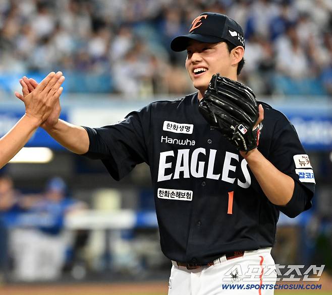 6일 대구 삼성라이온즈파크에서 열린 한화와 삼성의 경기, 6회말 2사 2루 한화 문동주가 삼성 구자욱을 삼진으로 잡아내 이닝을 끝낸 뒤 미소짓고 있다. 대구=허상욱 기자wook@sportschosun.com/2025.09.06/