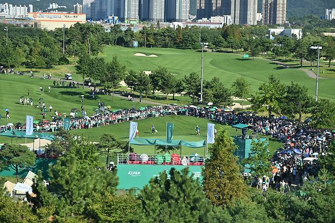 하나금융그룹 챔피언십이 열린 청라 베어즈베스트GC에는 대회 기간 동안 약 6만5000명의  구름갤러리가 모여 가을축제를 만끽했다. 사진제공=하나금융그룹