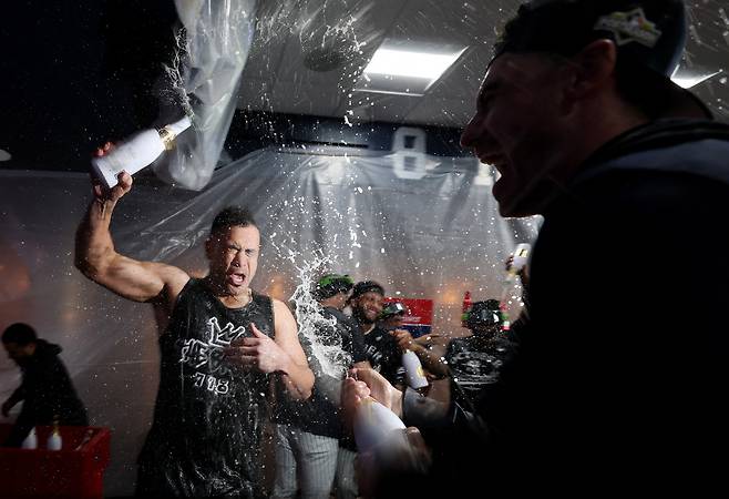 뉴욕 양키스 선수들이 24일(한국시각) 시카고 화이트삭스에 승리를 거두고 포스트시즌 진출을 확정짓고 라커룸에서 샴페인 파티를 하고 있다.  AFP 연합뉴스