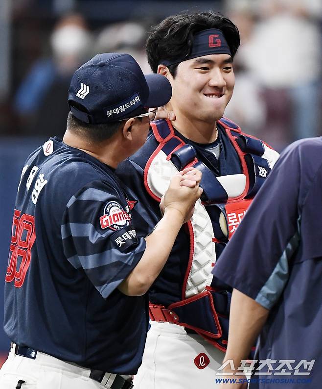 3일 서울 고척스카이돔에서 열린 롯데-키움전. 9대3으로 승리하며 주말 3연전을 위닝시리즈로 장식한 롯데 김태형 감독이 손성빈을 격려하고 있다. 고척=정재근 기자 cjg@sportschosun.com/2025.8.3/