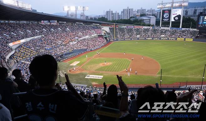 23일 잠실야구장에서 열린 KT와 두산의 경기, 관중석을 채운 야구팬들이 응원전을 펼치고 있다. KBO리그는 이날 2년 연속 1천만 관중 입장 기록을 달성했다. 잠실=허상욱 기자wook@sportschosun.com/2025.08.23/