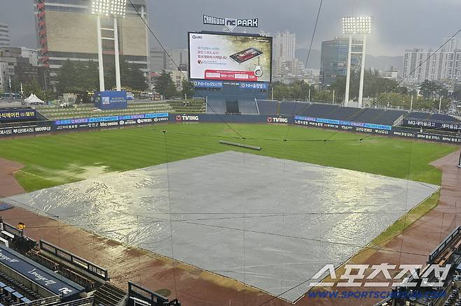 LG-NC전이 예정된 24일 창원NC파크에 갑자기 폭우가 내렸다. 창원=권인하 기자