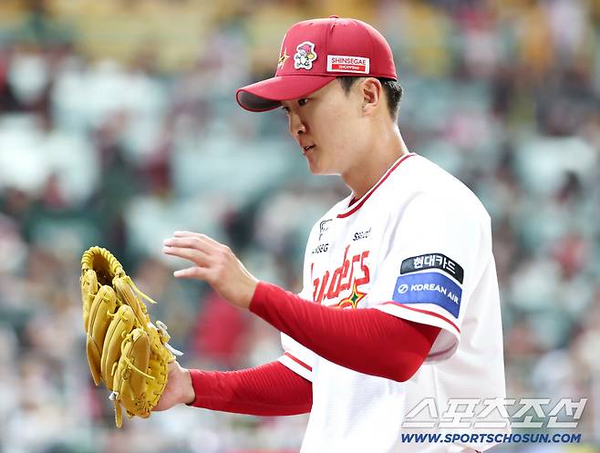 23일 인천 SSG랜더스필드에서 KIA-SSG전. SSG 선발투수 김건우가 5회도 무실점으로 마치고 내려오며 환영받고 있다. 인천=정재근 기자 cjg@sportschosun.com/2025.9.23/