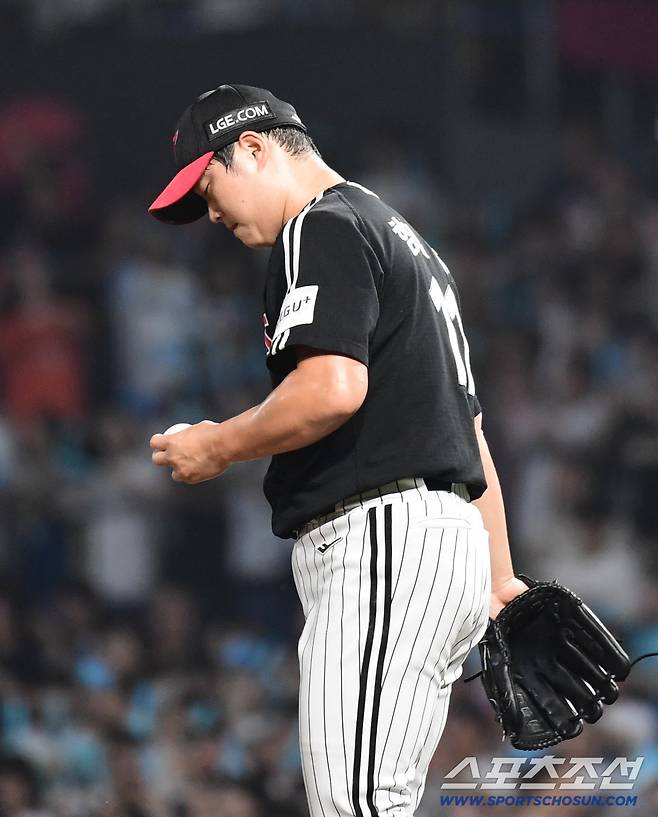 24일 창원 NC파크에서 열린 KBO리그 NC와 LG의 경기. 6회 연속 밀어내기 볼넷 허용한 LG 함덕주. 창원=송정헌 기자songs@sportschosun.com/2025.09.24/