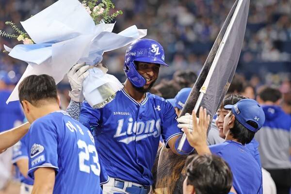 외인 최다타점 신기록을 세우고 축하를 받는 디아즈. ⓒ삼성 라이온즈